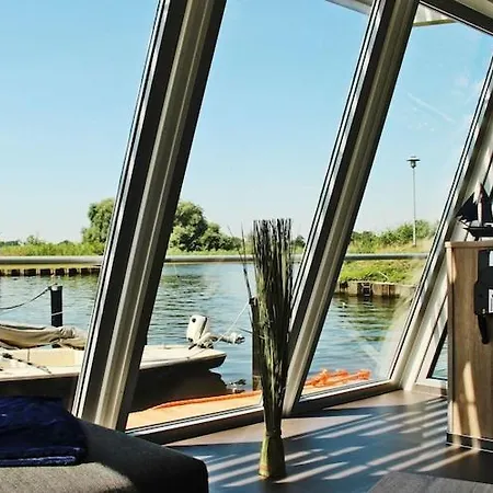 ספינת מלון Hausboot In